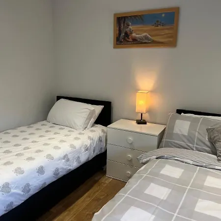 The Grande Residence - Close To Central London & Next To Northfield Tube Station
